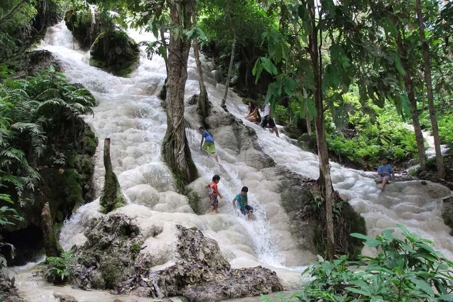 Thaïlande en famille : la cascade collante de Bua Thong
