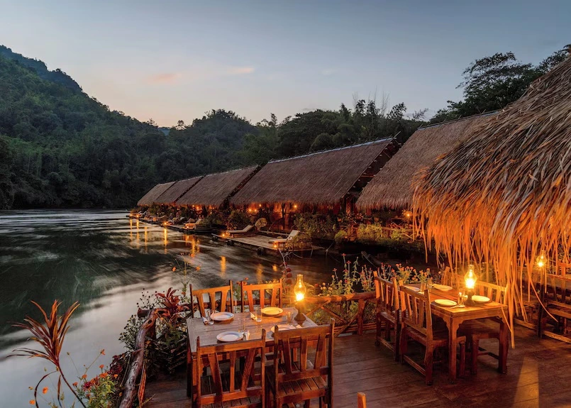 Dormir sur la rivière Kwaï : une expérience hors du temps à Kanchanaburi
