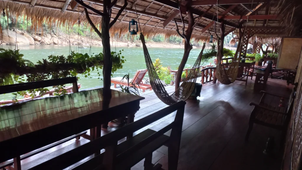 Terrasse d'un bungalow flottant sur la rivière Kwaï à Kanchanaburi.